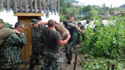Военнослужещи от 101-ви алпийски полк оказва помощ на населението в Смолян след проливните дъждове в края на юни.