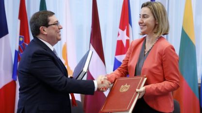 Външният министър на Куба Бруно Родригес и европейският първи дипломат Федерика Могерини след подписването на споразумението