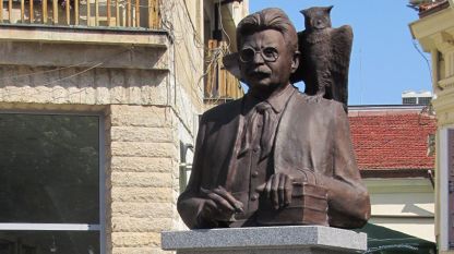 В Русе беше открит бюст-паметник на Елиас Канети на 25 юли, когато се навършиха 110 години от рождението на писателя.