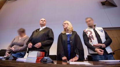 Подсъдимите Берин Т. (вдясно) и Кристиан Л. (вляво) с адвокатите им в началото на процеса във Фрайбург.