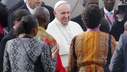Папа Франциск при кацането си в Найроби