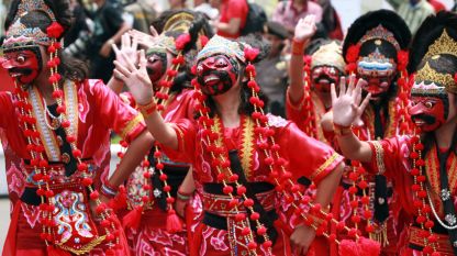 Индонезийски артисти изпълняват танц със стари маски по време на националния маскараден фестивал в Чиребон, Индонезия