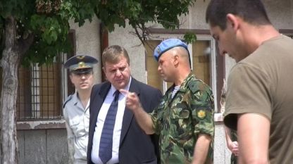 Новият министър на отбраната Красимир Каракачанов започна обиколката си във военните части в страната от Специалните сили в Пловдив