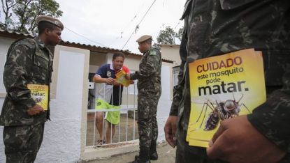 Бразилската армия раздава листовки на гражданството как да се бори с опасните преносители на вируса зика. На помагалото пише: 