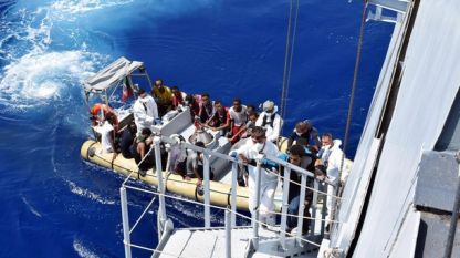 Спасителен кораб с повече от 200 имигранти акостира на италианското