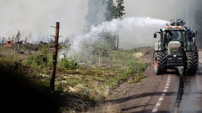 Шведски фермер помага с трактора си си за гасенето на горските пожари в централната част на страната.
