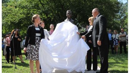 Бойко Борисов открива паметник на Иван Вазов в парка „Бундек“ в Загреб с кмета на София Йорданка Фандъкова, която е в делегацията на българския премиер.