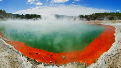 Роторуа - на площ от 200 км са разположени над 1200 гейзера, бълбукащи кални езера и земни пукнатини с излизаща от тях пара