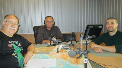 Проф. Румен Пенин, Симеон Идакиев и Димитър Желев (отляво надясно) в студиото на „Един мъж, един микрофон”