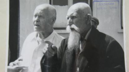 Д-р Бърни Бончев (вляво) при краеведско проучване в село Слана бара.