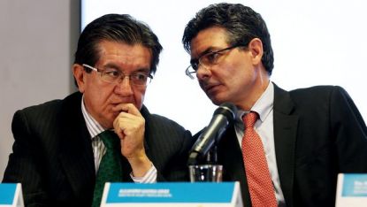 Колумбийският здравен министър Алехандро Гавирия (вдясно) и заместникът му Фернандо Руис