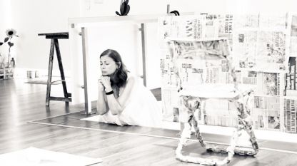 Актрисата Мариана Крумова в сцена от представлението „Бяло върху бяло“, P.S. в галерия „Етюд“