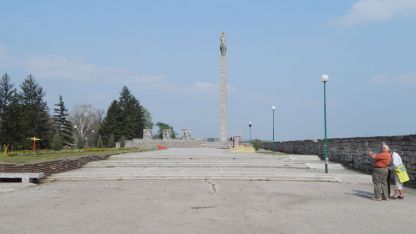 Туристи снимат градинката пред Паметника на свободата във Видин, откъдето за пореден път вандали откраднаха декоративни храсти (виж в текста по-долу)