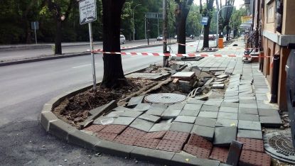 Пороят отнесе и пръстта под плочките на новореконструирани улици в морската столица