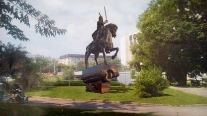 Примерен колаж със статуята на хан Крум в Пловдив