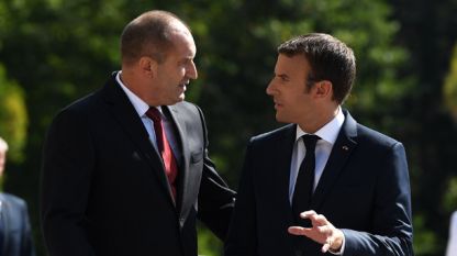 Президентите на България Румен Радев (вляво) и на Франция Еманюел Макрон - архивна снимка