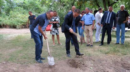 Първата копка е направена, започва същинската дейност по благоустрояване на градския парк в Перник