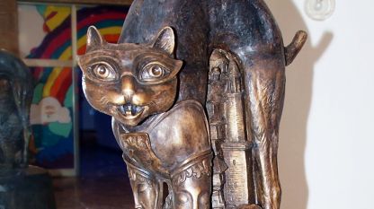 Skulptur einer Katze im Haus des Humors und der Satire in Gabrowo, Autor Georgi Balabanow