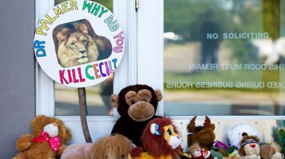 Надписът пред кабинета на зъболекаря, убил лъва Сесил, гласи: 