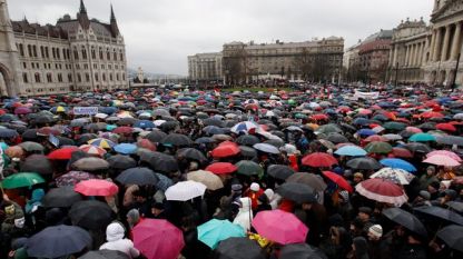 Около хиляда души протестираха в Будапеща заради твърденията че правителството
