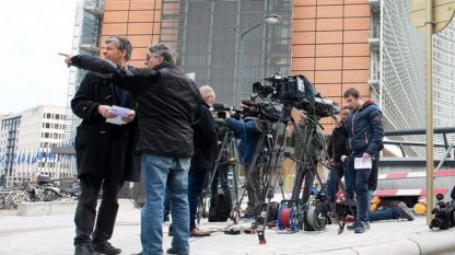 Журналисти пред сградата на Европейската комисия след атентатите в Брюксел