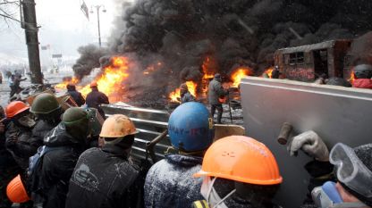 Протестиращи влязоха в сблъсъци с полицията по време на антиправителствен протест в центъра на Киев на 22 януари 2014 година