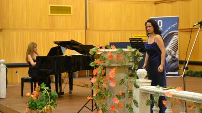 От 18.00 часа, в Голямото концертно студио на Радио Благоевград е концертът на солистите на Камерна опера - Благоевград