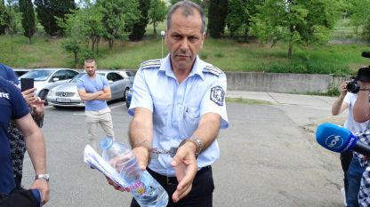 Началникът на КАТ-Пътна полиция към ОД МВР Данаил Стоицов бе изведен с белезница  от кабинета му 