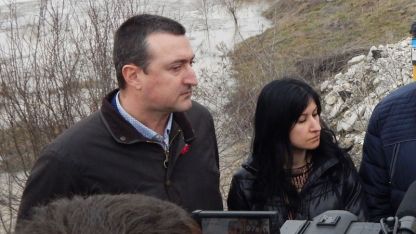 Заместник-министърът на земеделието Атанас Добрев се запозна вчера на място със ситуацията в село Иново.