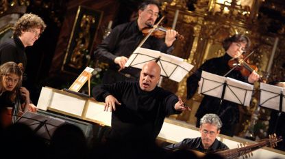 Марко Бизли (в средата) с бароков инструментален ансамбъл.