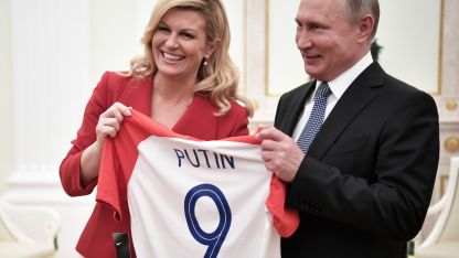 Президентът на Хърватия Колинда Грабар Китарович подари на руския президент Владимир Путин червено-бяла фланелка на националния отбор по футбол на своята страна с номер 9