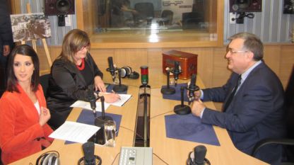 Kryeministri Georgi Bliznashki në Studion 3 të Radios Kombëtare Bullgare. Para mikrofonit – gazetaret e Televizionit Kombëtar Bullgar Asja Metodieva (majtas) dhe të Radio Sofjes Dobrina Dobreva.