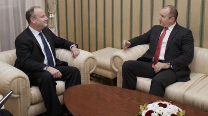 Президентът Румен Радев и посланик Ерик Рубин разговарят на „Дондуков 2“.