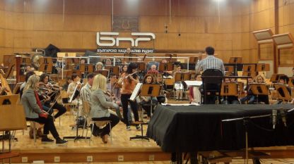Момент от репетицията на СО на БНР и 17-годишната Мила Цанкова (флейта) в Първо студио на БНР.