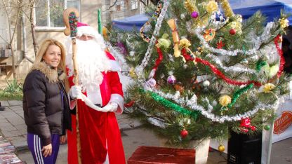 Жители на Монтана се снимаха за спомен с Дядо Коледа при откриването на коледния базар в града