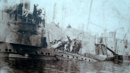Приемането на торпедо от учебния крайцер 