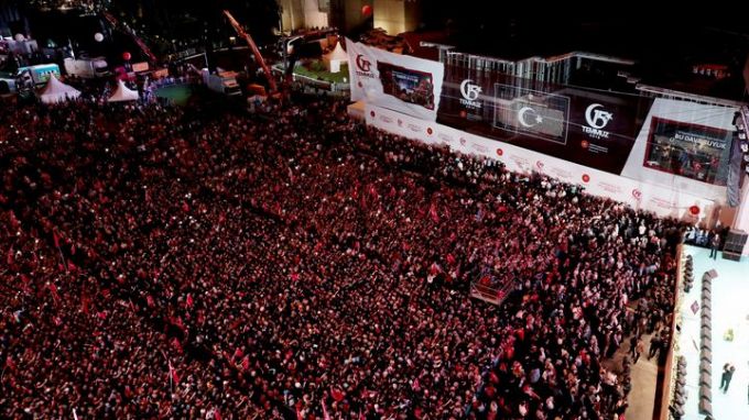 С голям митинг на мост над Босфора в Истанбул на 15 юли вечерта тази година бе отбелязана втората годишнина от неуспешния опит за преврат.