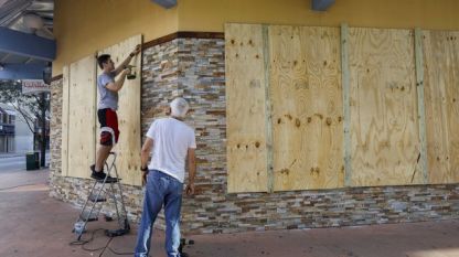 Собственик на заведение обезопасява сградата преди урагана 
