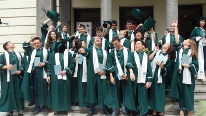 Зрелостниците от ПМГ Екзарх Антим I получиха дипломите си за средно образование.