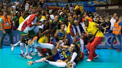 Мачът между Бразилия и Камерун завърши с обща снимка на двата отбора