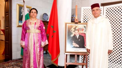 Г-жа Закия Ел Мидауи със съпруга си г-н Шаиб Лалу и с портрета на Н. В. Крал Мохамед VI в резиденцията в София по повод Националния празник на Кралство Мароко на 30 юли 2017 г.