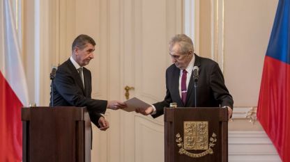 Чешкият премиер Андрей Бабиш (вляво) връчва оставката на правителството на президента Милош Земан в Пражкия замък, като веднага получи мандат да преговаря за формиране на нов кабинет.