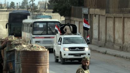 Един от 45-те автобуса с бунтовнически бойци и техни роднини, които в понеделник, напуснаха Дума към сирийския град Джараблус на север, който е контролиран от Турция.