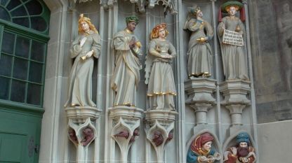 Част от скулптурната композиция от входа на катедрала на Берн „Свети Винсент“