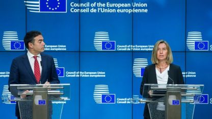 Македонският външен министър Никола Димитров и върховният представител по външната политика на ЕС Федерика Могерини