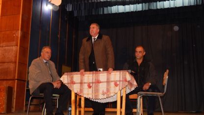 Приемната на кмета на Видин Огнян Ценков (в средата) се проведе в салона на читалището в село Покрайна.