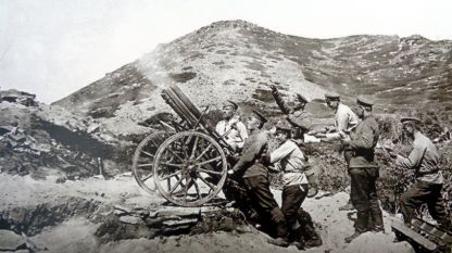 Войници от 4-ти пехотен македонски полк обстрелват неприятелски аероплан, Южен фронт, 1916 г.