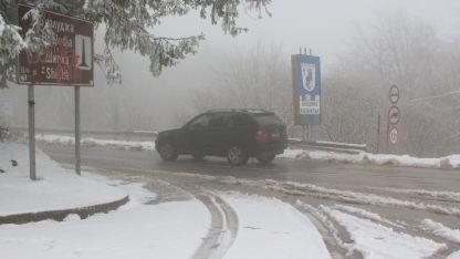 Обилен снеговалеж затруднява движението през северната страна на прохода Шипка