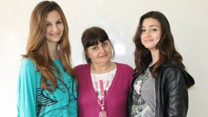 Михаела Георгиева (в ляво) и Богомила Христова, заедно с учителката им по български език и литература Соня Любенова