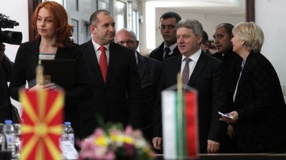 Президентът Румен Радев и Македонският му колега Георге Иванов влизат за среща с бизнесмени в Скопие.